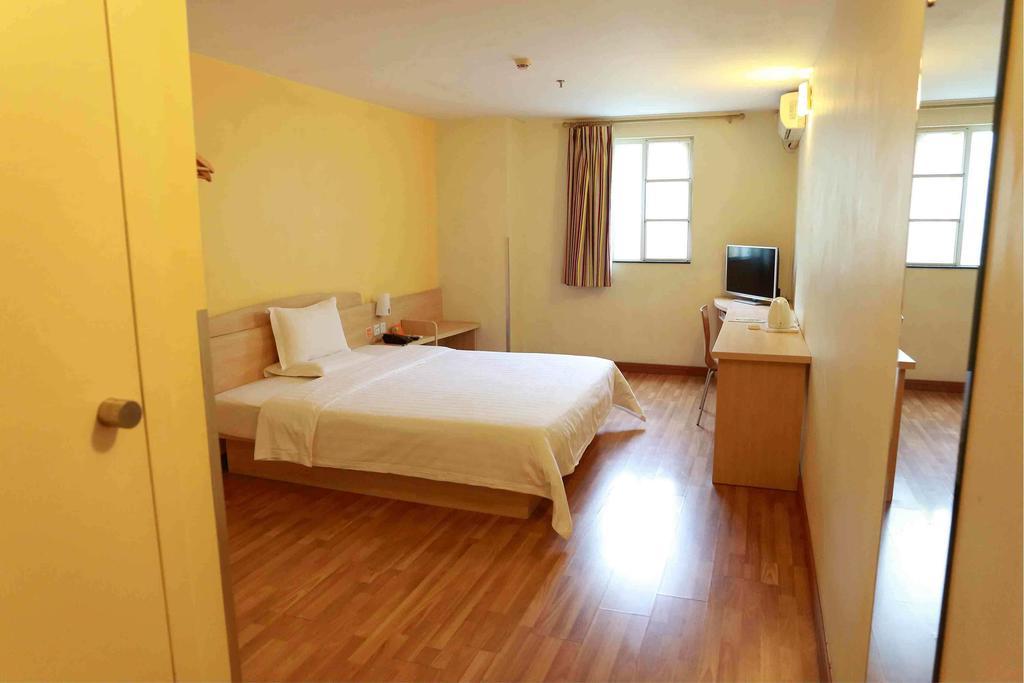 7Days Inn Chongqing Nanping Pedestrian Street Room photo